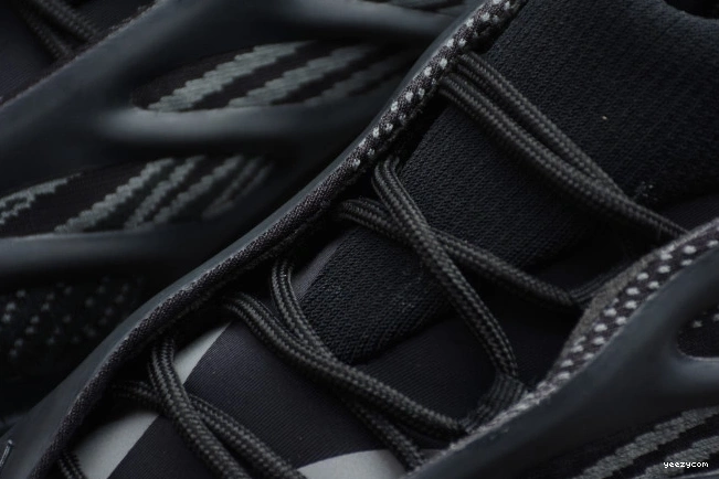 Black Yeezy Boost 700 V3 H67799 Adidas 0829